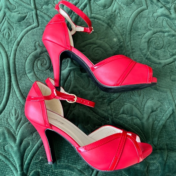 Elegant Red Strappy Heels - Picture 3 of 6